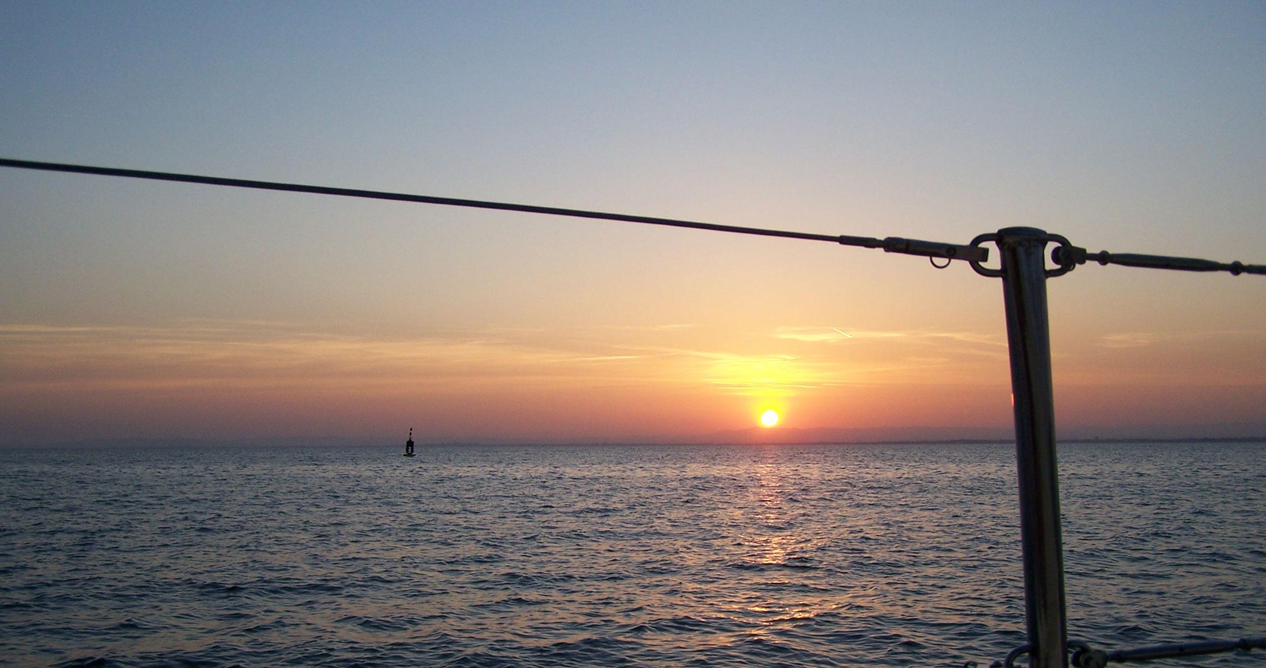 Location d'un voilier avec skipper au coucher du soleil en Corse ou en baie d'Aigues Mortes